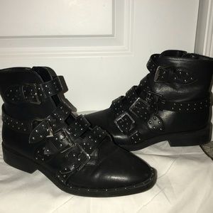 7.5 WOMAN’S Black buckled ankle boots